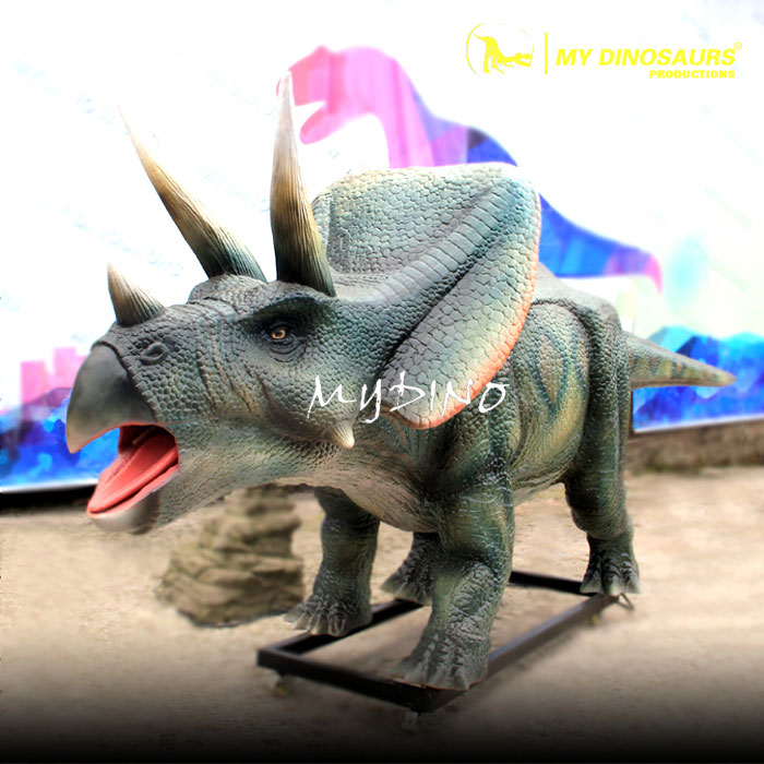 Giant-Dinosaur-Triceratops--1